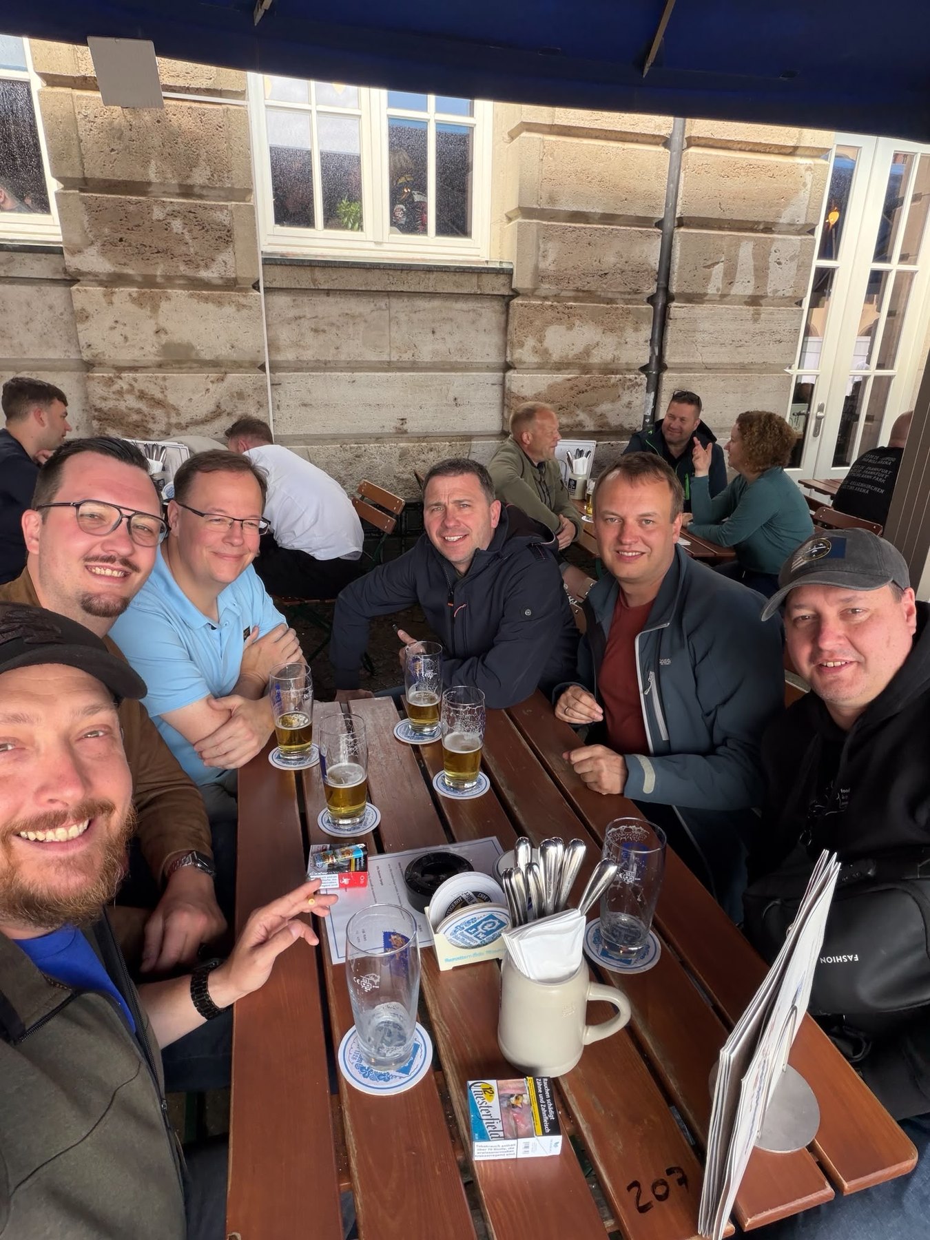 Gemeinschaft im Biergarten