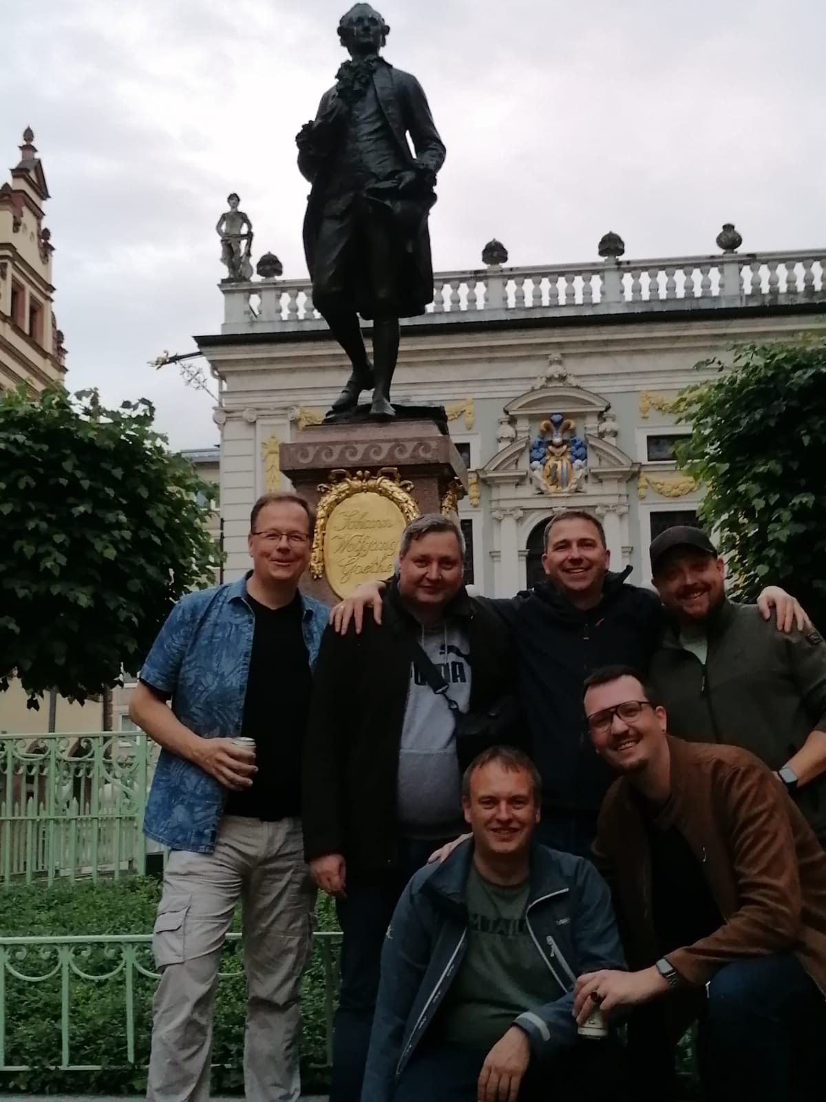 Gruppe am Goethe-Denkmal in Leipzig