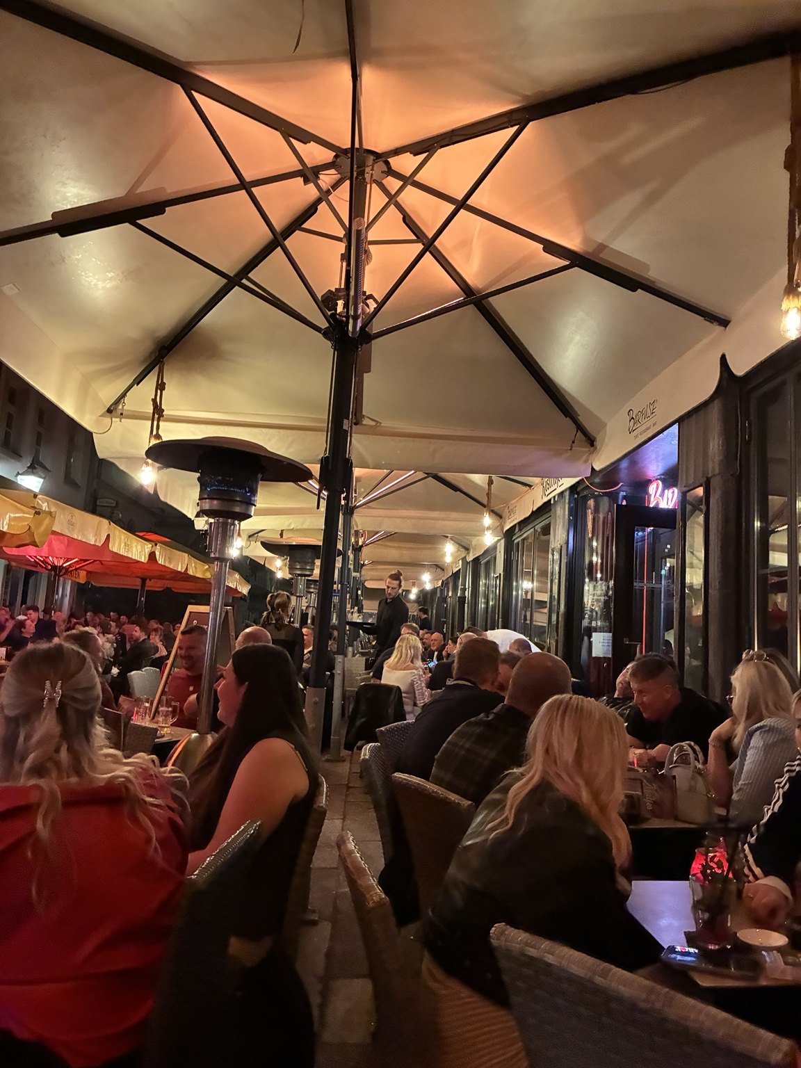 Weihnachtsmarktbesuch – Abendstimmung in der Stadt